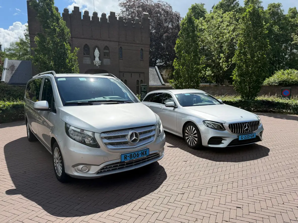 Mercedes Vito taxibus en witte Mercedes E-Klasse van Taxi Centrale Haaren